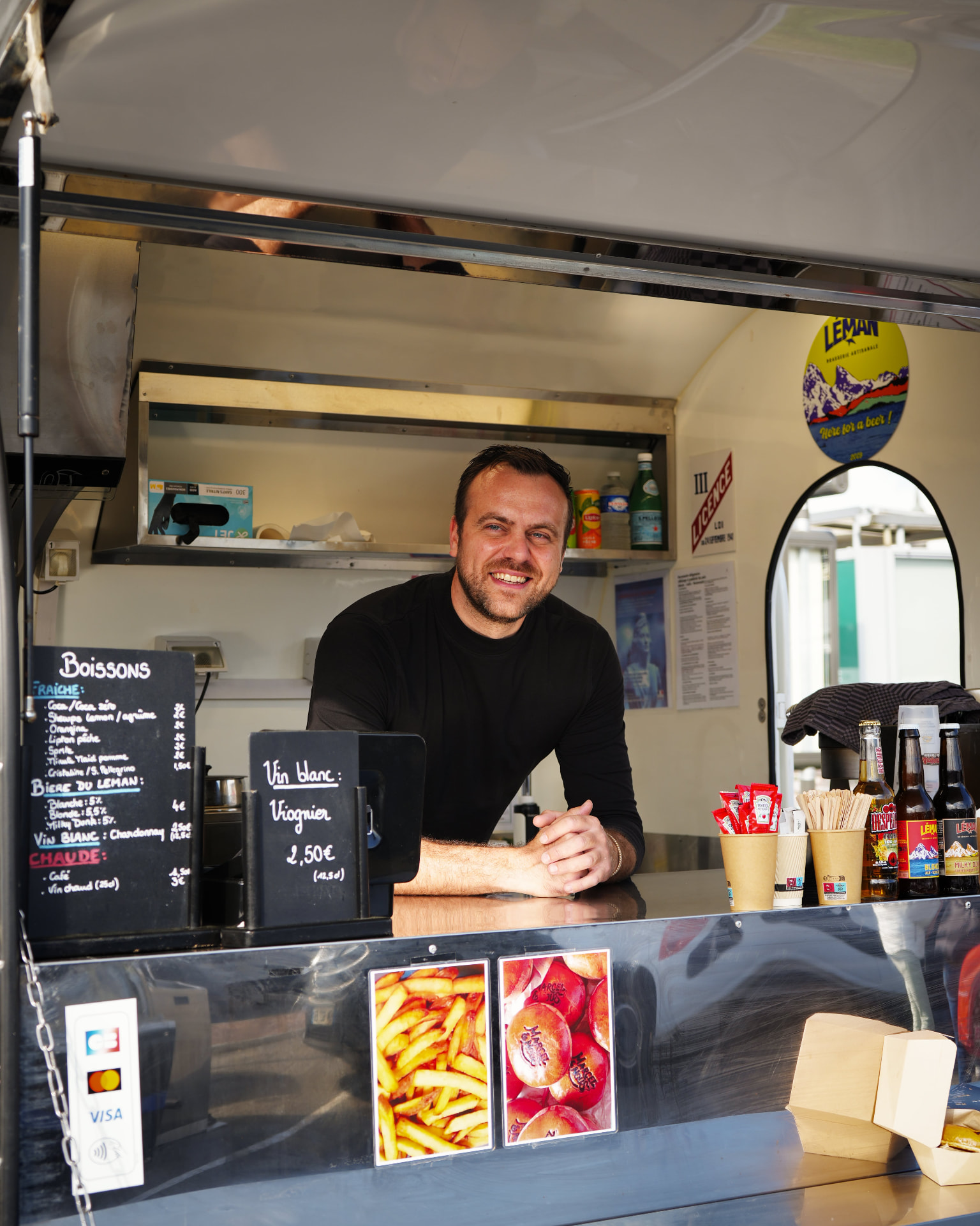 Maximilien accueille les clients dans le food truck Marcel et Nous