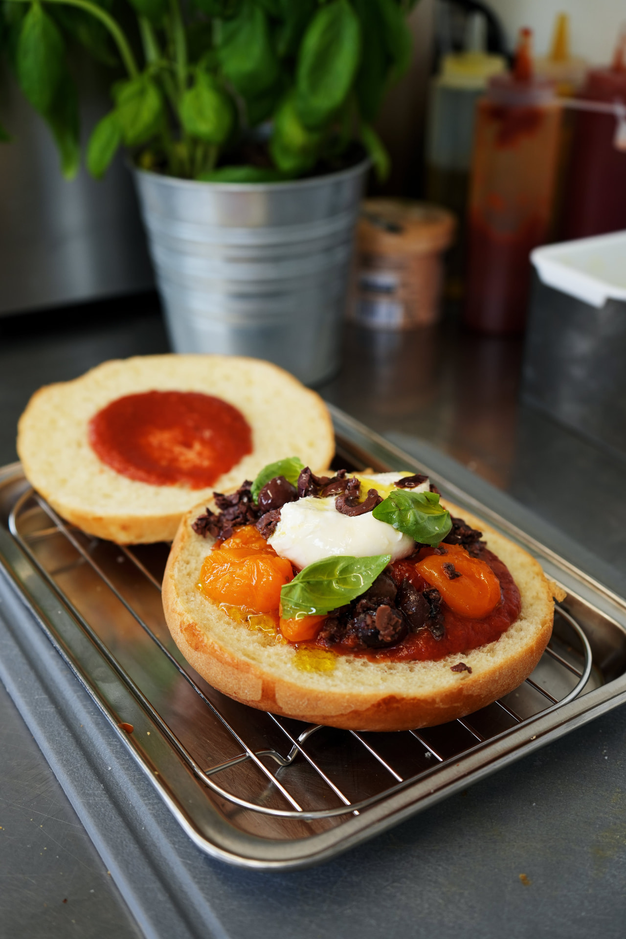 Préparation d'un Scellé à la burrata, aux tomates et aux olives